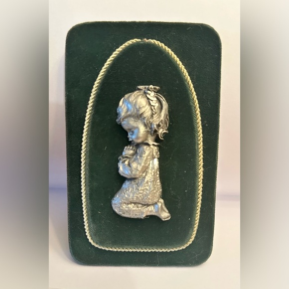 1940's Petro Cesellato A Mano Pewter on Blue Velvet Praying Children Plaques 5" - Picture 3 of 5